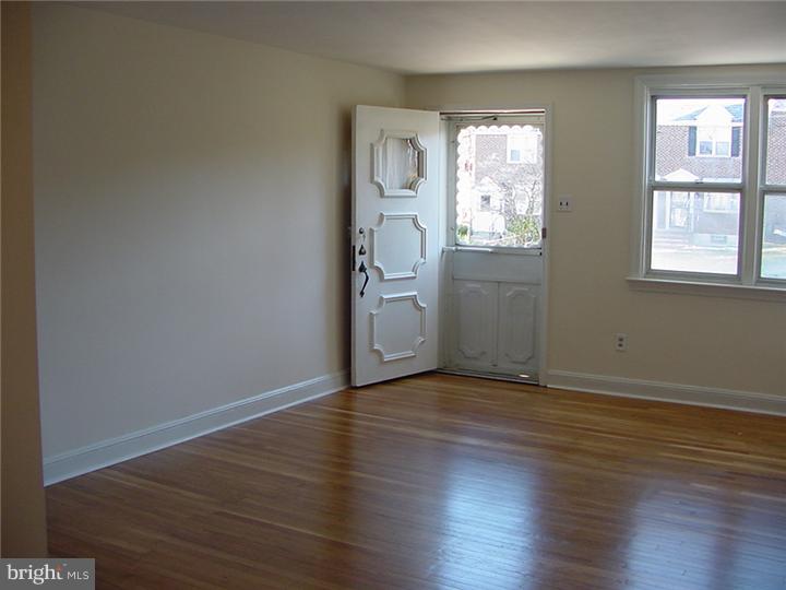 7305 Brookhaven Road Philadelphia, PA 19151 - Photo 5 of 14 Living Room
