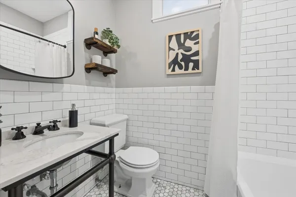 $525,000 | 2151 North Seminary Avenue, Unit B, Chicago, IL 60614