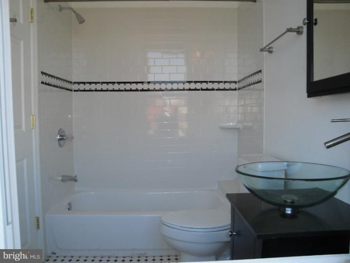 37 R Street Northwest Washington, DC 20001 - Photo 11 of 30 Rear Master Bath (Bath #2)