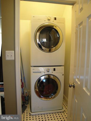 37 R Street Northwest Washington, DC 20001 - Photo 20 of 30 Large Laundry Closet