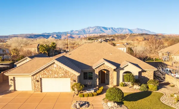 $700,000 | 345 East 1575th Street South, Washington, UT 84780