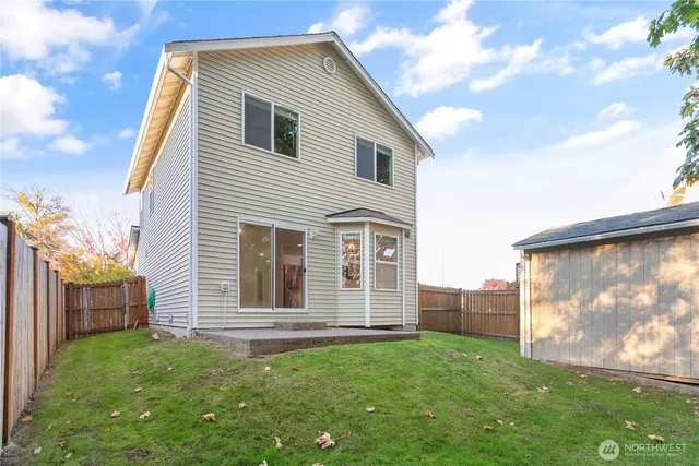 a view of a house with backyard