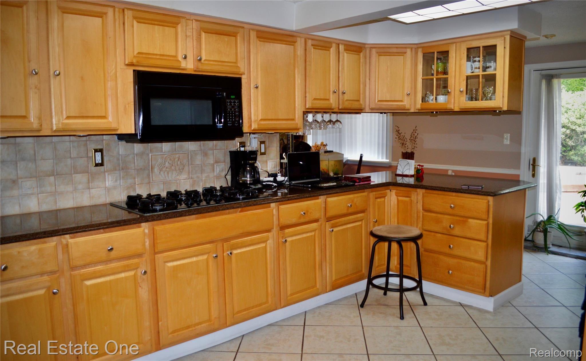 735 Leinster Road Rochester, MI 48309 - Photo 9 of 22 DSC_0100.jpg