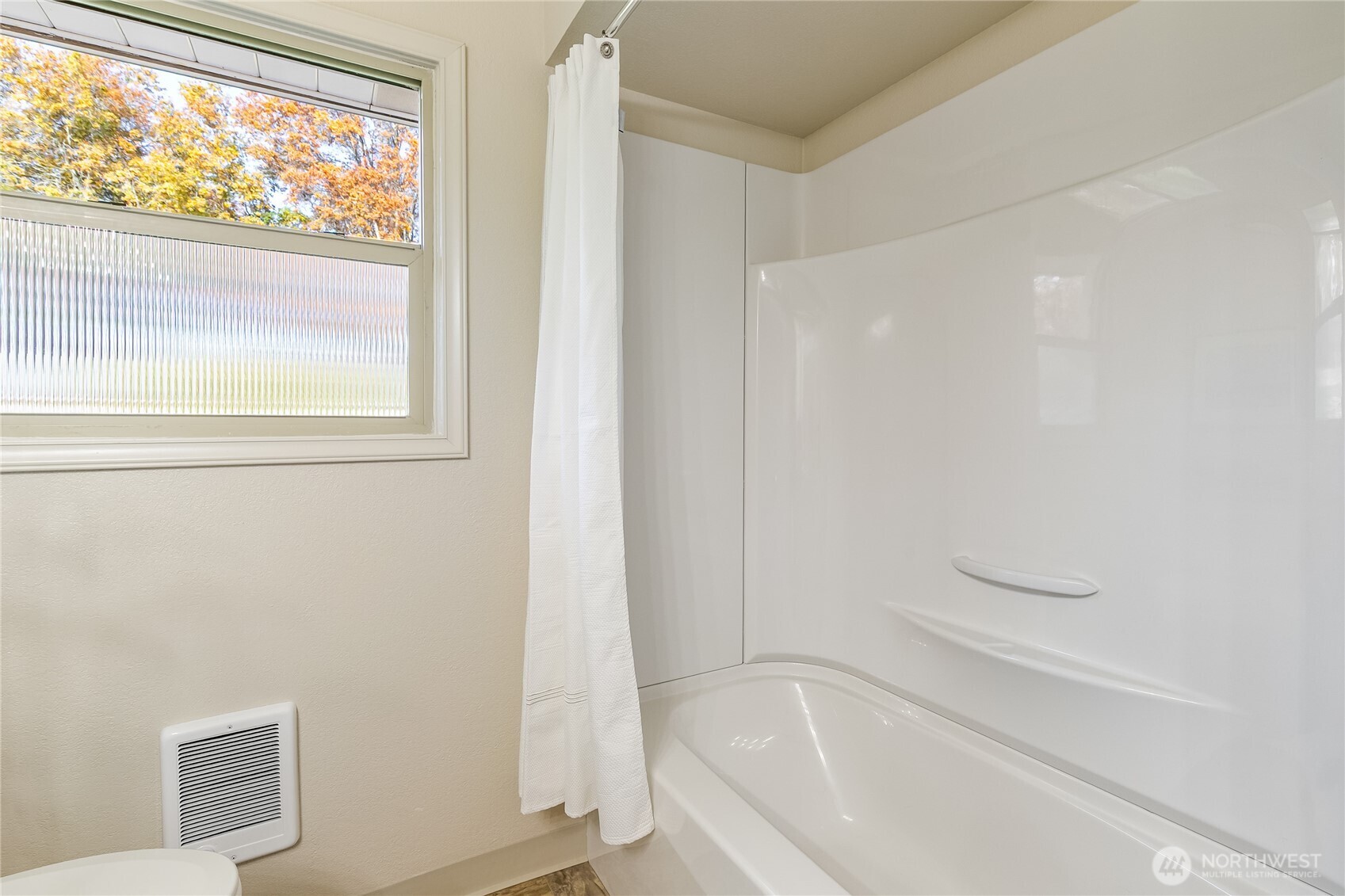 1510 E Street Lynden, WA 98264 - Photo 21 of 32 a bathroom with a bathtub