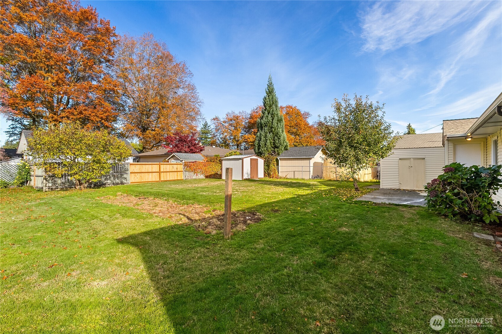 1510 E Street Lynden, WA 98264 - Photo 28 of 32 a view of yard with swimming pool