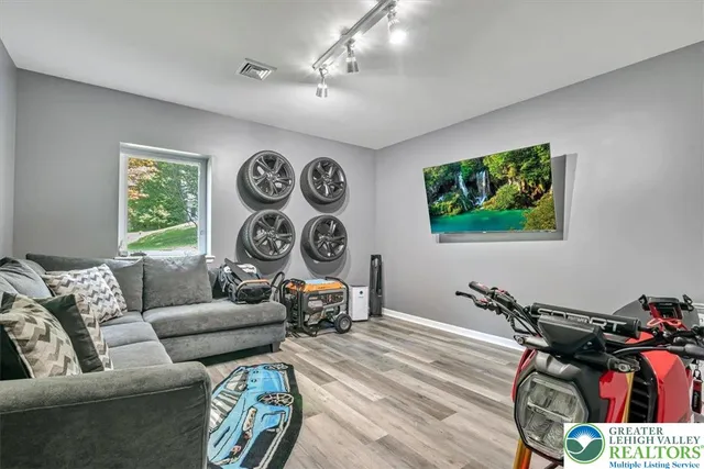 $449,900 | 401 Pierce Lane, East Stroudsburg, PA 18301