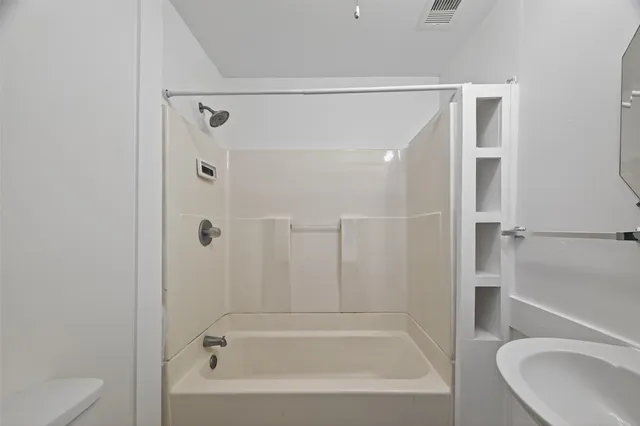 $900 | 105 Clear Lake Road, Unit C, Highlands, TX 77562