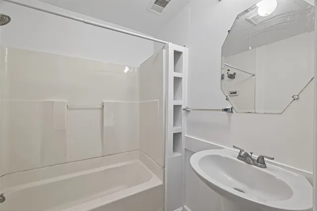 $900 | 105 Clear Lake Road, Unit C, Highlands, TX 77562