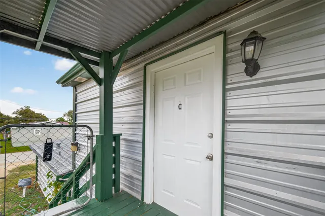 $900 | 105 Clear Lake Road, Unit C, Highlands, TX 77562