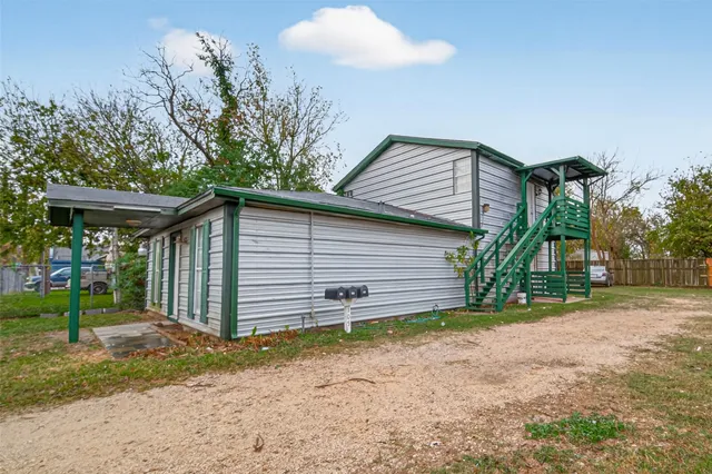$900 | 105 Clear Lake Road, Unit C, Highlands, TX 77562