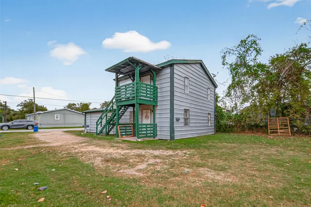 $900 | 105 Clear Lake Road, Unit C, Highlands, TX 77562