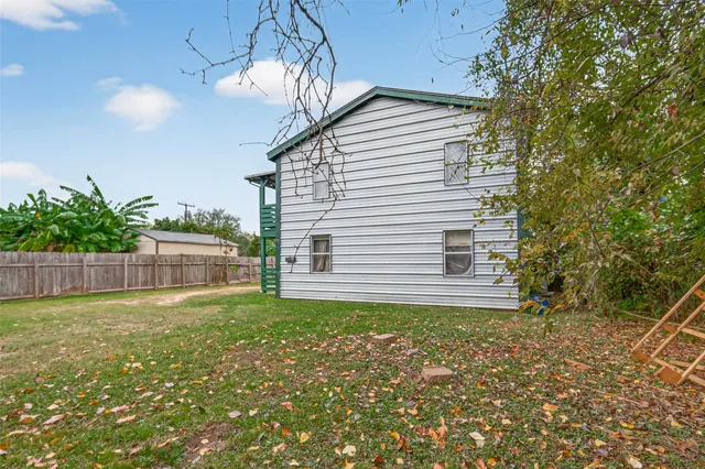 $900 | 105 Clear Lake Road, Unit C, Highlands, TX 77562