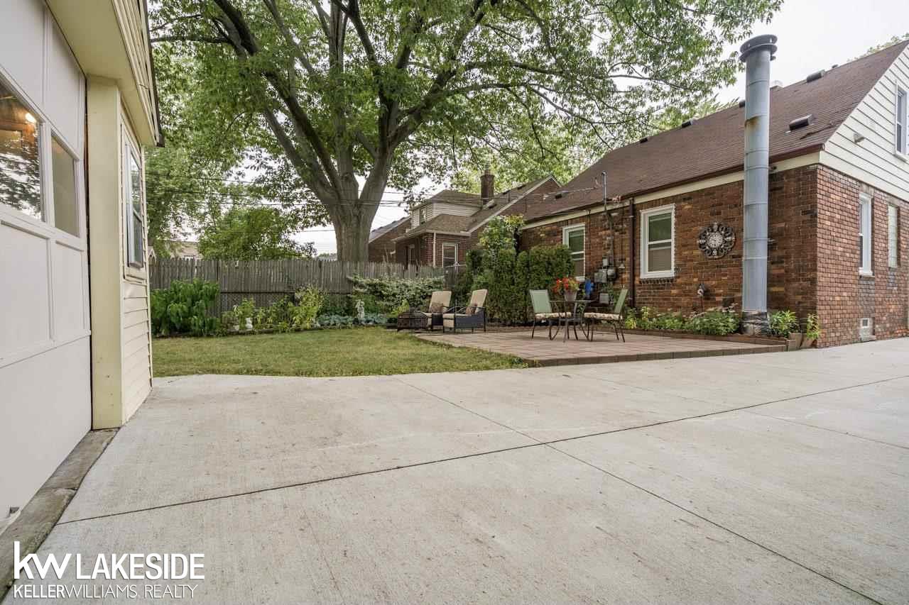 1833 Hampton Road Grosse Pointe, MI 48236 - Photo 41 of 45 50041700-40.JPG
