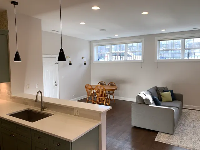 $2,000 | 1324 West Pratt Boulevard, Unit 1W, Chicago, IL 60626