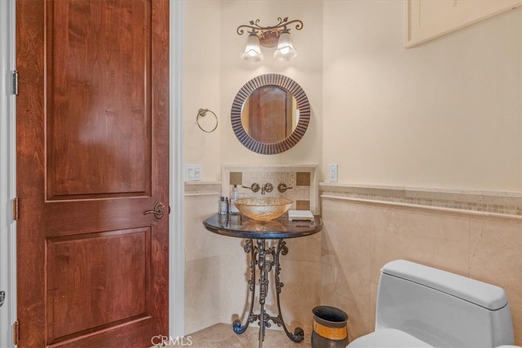 413 Via Bandolero Arroyo Grande, CA 93420 - Photo 31 of 75 a bathroom with a toilet a sink and a mirror