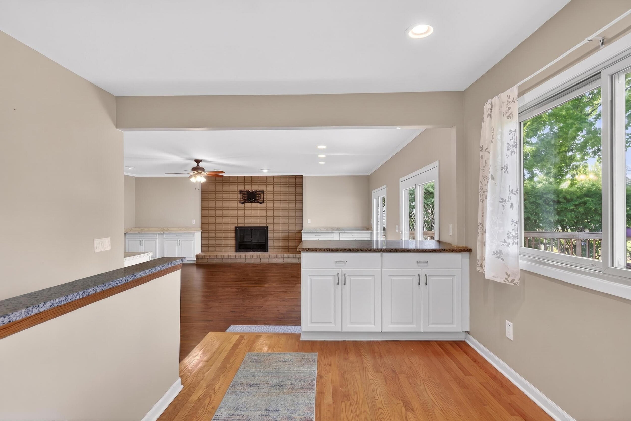 33541 Stocker Street Farmington, MI 48335 - Photo 18 of 52 Nook / Living Room