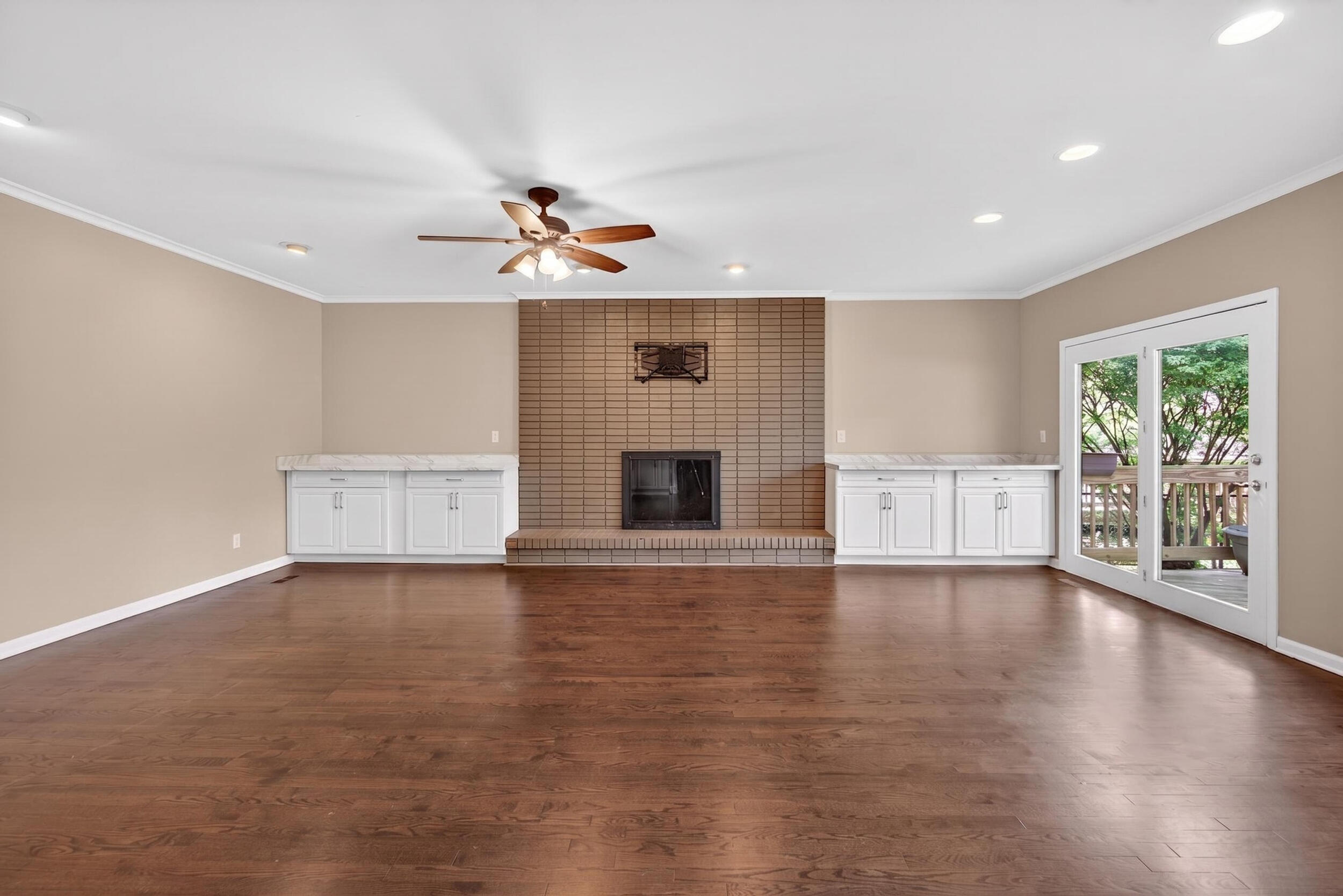 33541 Stocker Street Farmington, MI 48335 - Photo 27 of 52 Living Room