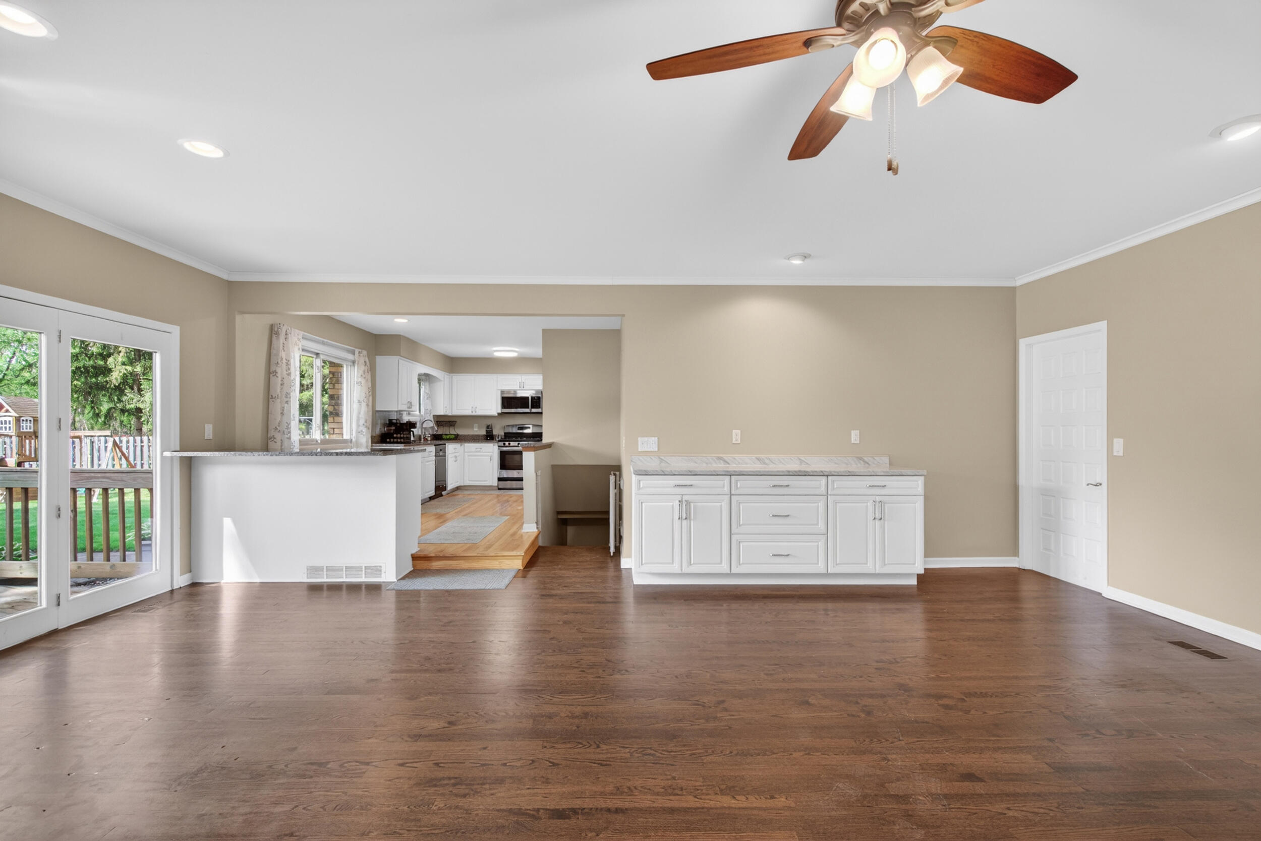 33541 Stocker Street Farmington, MI 48335 - Photo 29 of 52 Living Room / Basement Entry