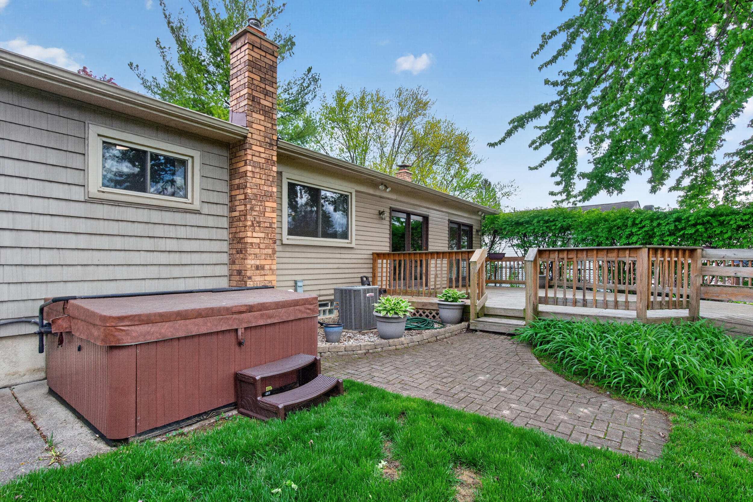 33541 Stocker Street Farmington, MI 48335 - Photo 45 of 52 Hot tub