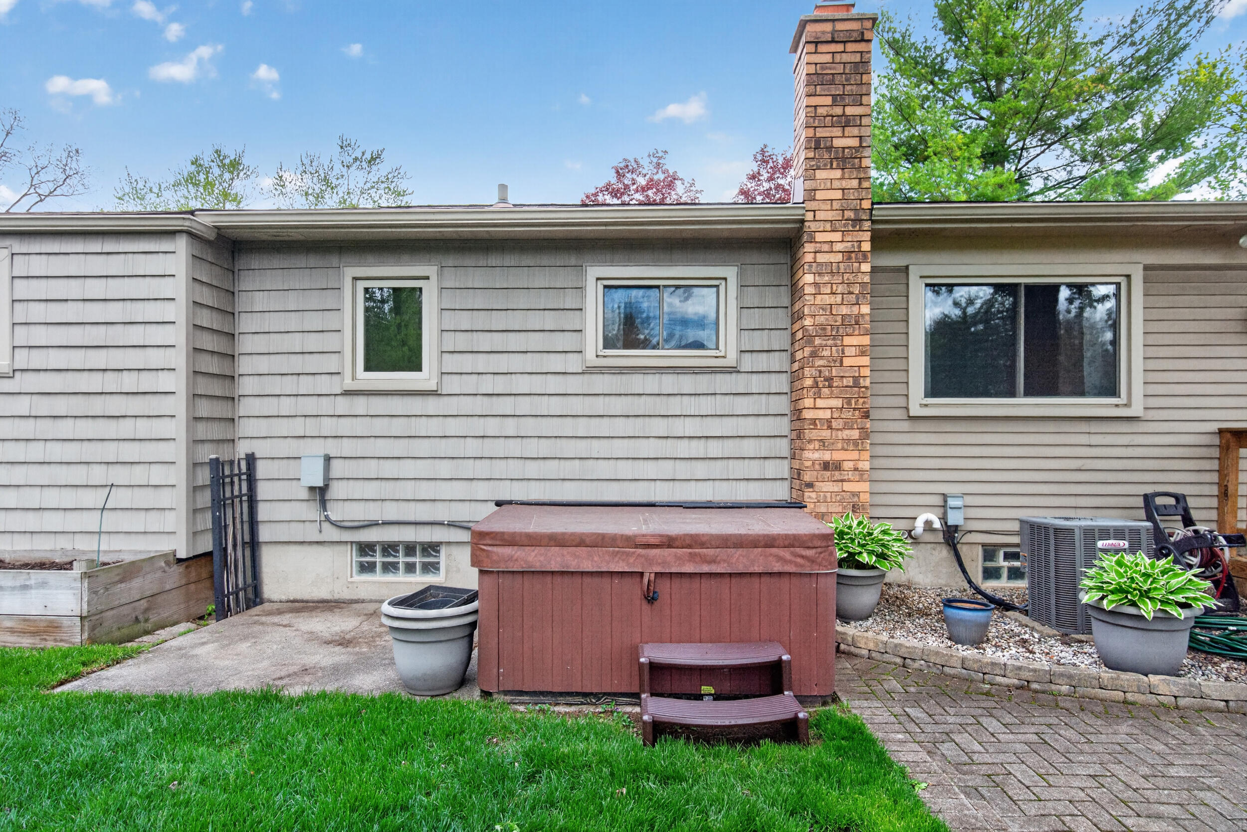 33541 Stocker Street Farmington, MI 48335 - Photo 46 of 52 Hot tub