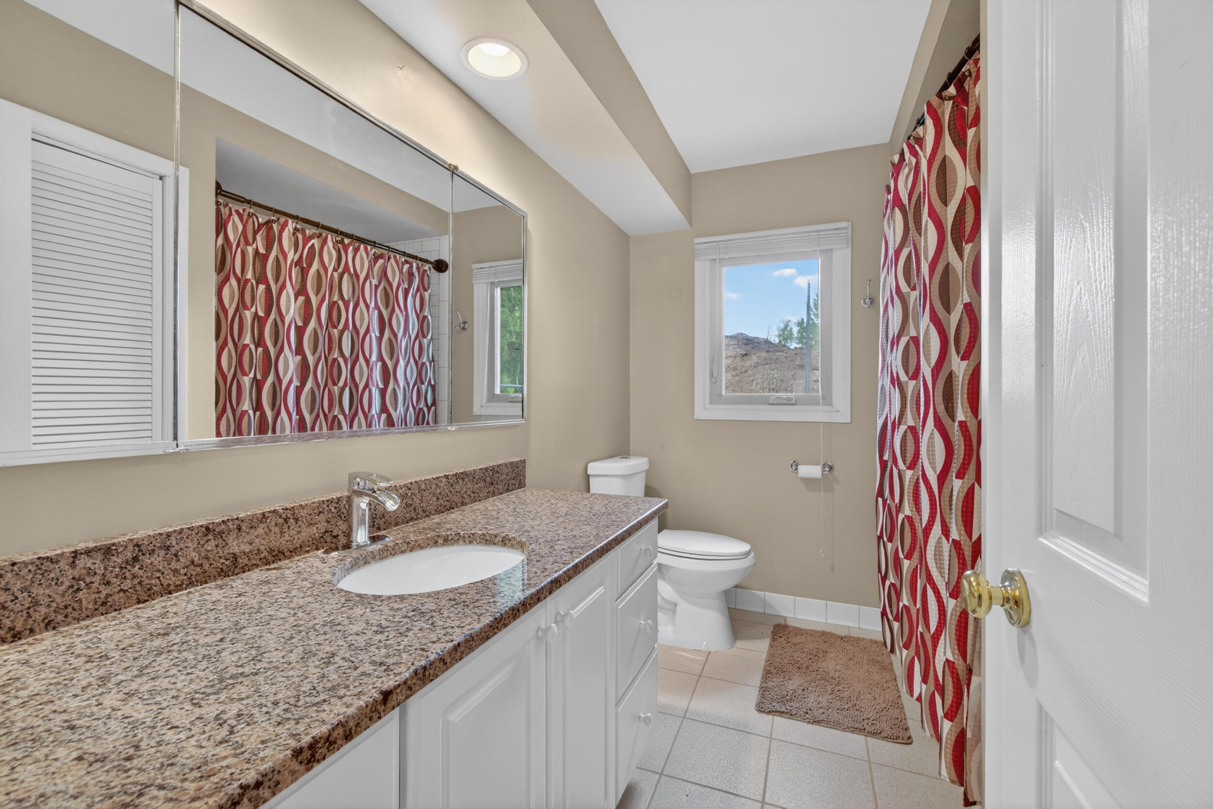 33541 Stocker Street Farmington, MI 48335 - Photo 9 of 52 Main Bathroom