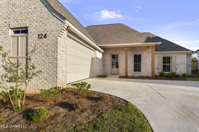 $386,700 | 124 Lake Crest Drive, Madison, MS 39110