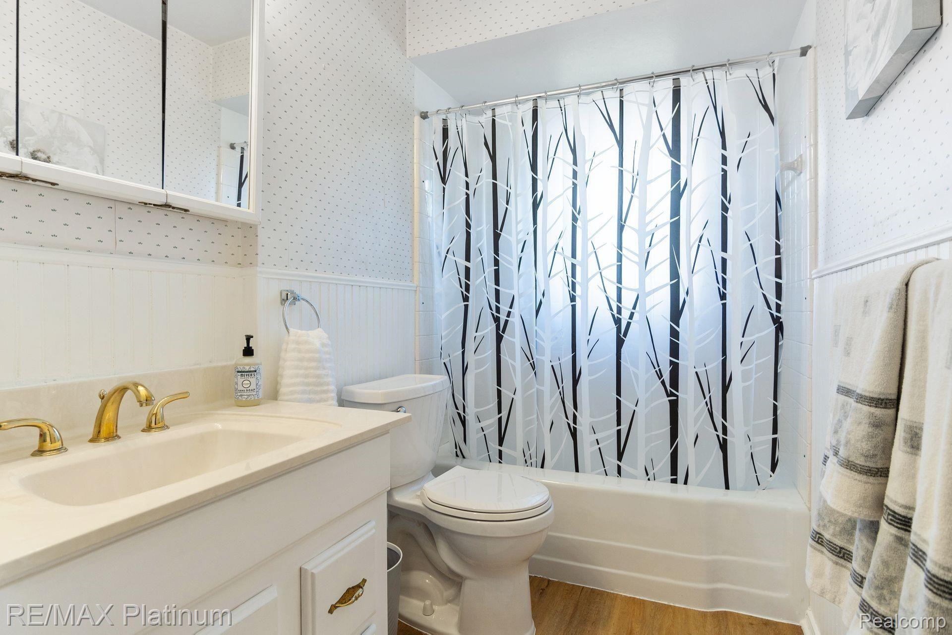 6325 Swiss Garden Road Temperance, MI 48182 - Photo 12 of 15 Bathroom