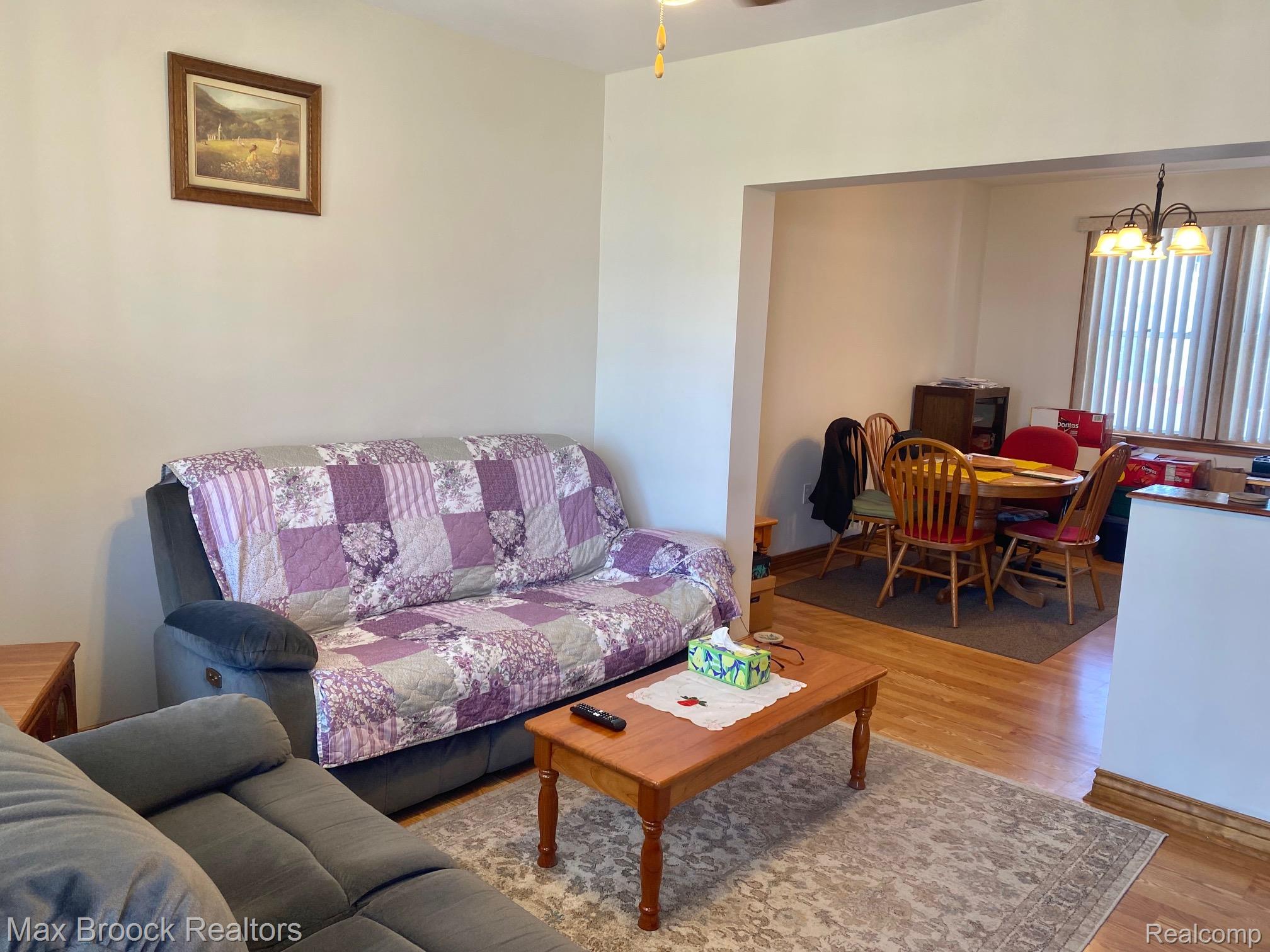11809 Conant Hamtramck, MI 48212 - Photo 3 of 13 11809 Conant- living room.jpg