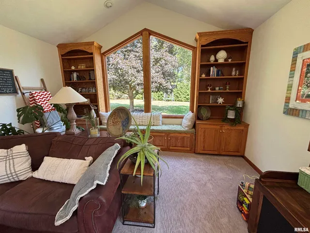 $340,000 | 801 Firethorn Drive, Washington, IL 61571