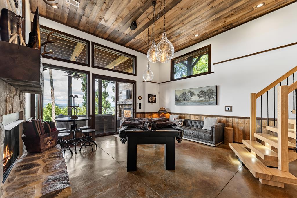 520 Overlook Drive Blue Ridge, GA 30513 - Photo 61 of 84 a living room with furniture