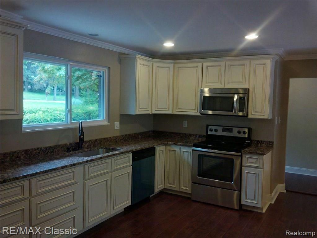 36124 Paddleford Road Farmington Hills, MI 48331 - Photo 8 of 22