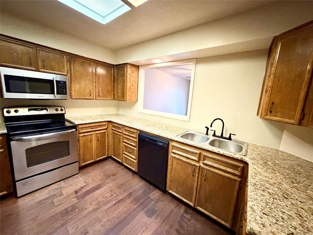 2802 Stewart Drive Waco, TX 76708 - Photo 2 of 21