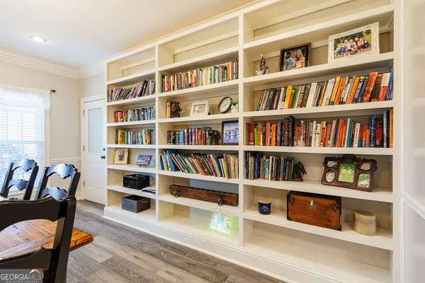 a view of a livingroom with a dinning area