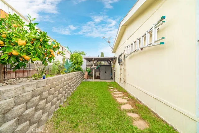 a view of a back yard