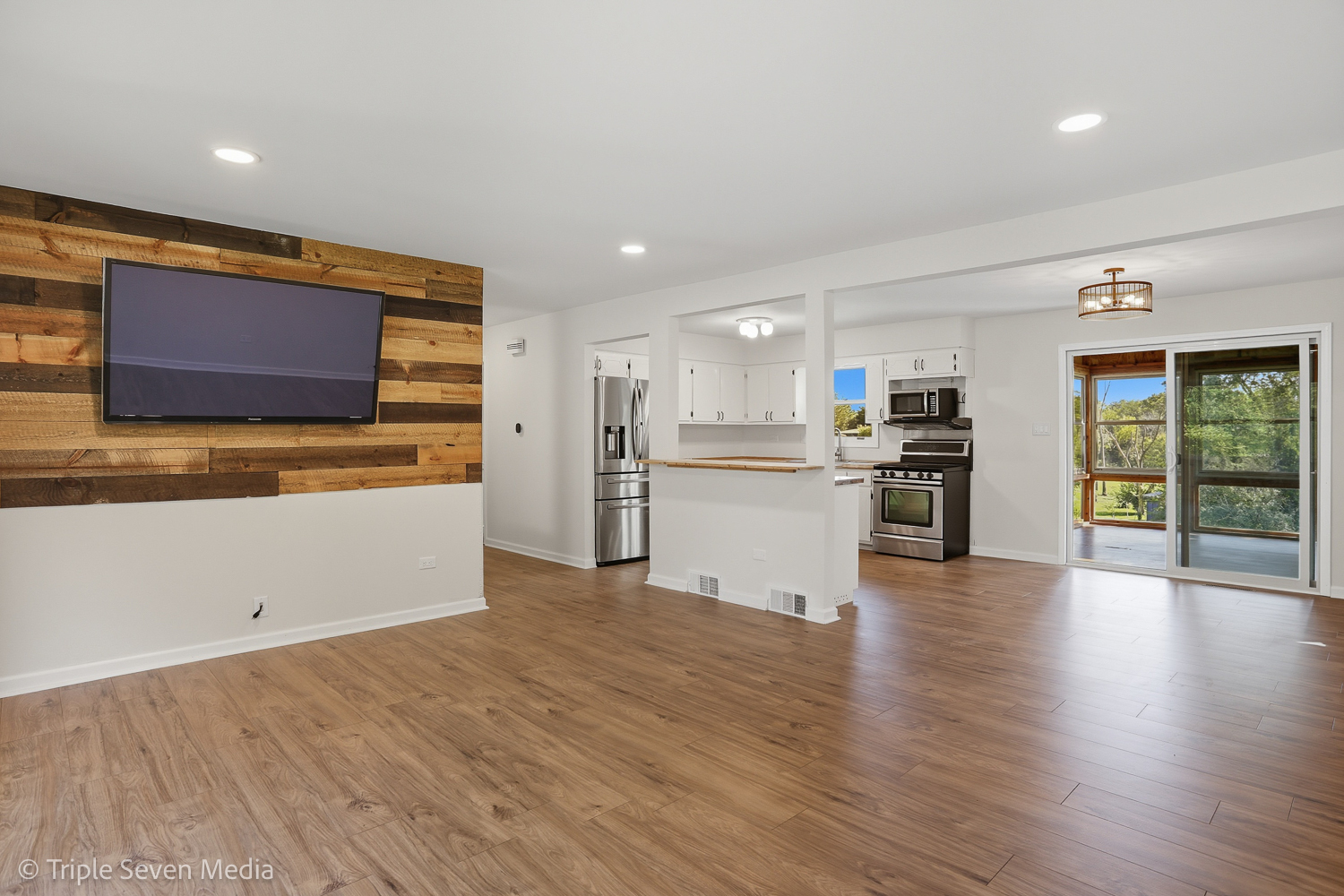 11307 German Church Road Willow Springs, IL 60480 - Photo 19 of 49 a view of kitchen with wooden floor
