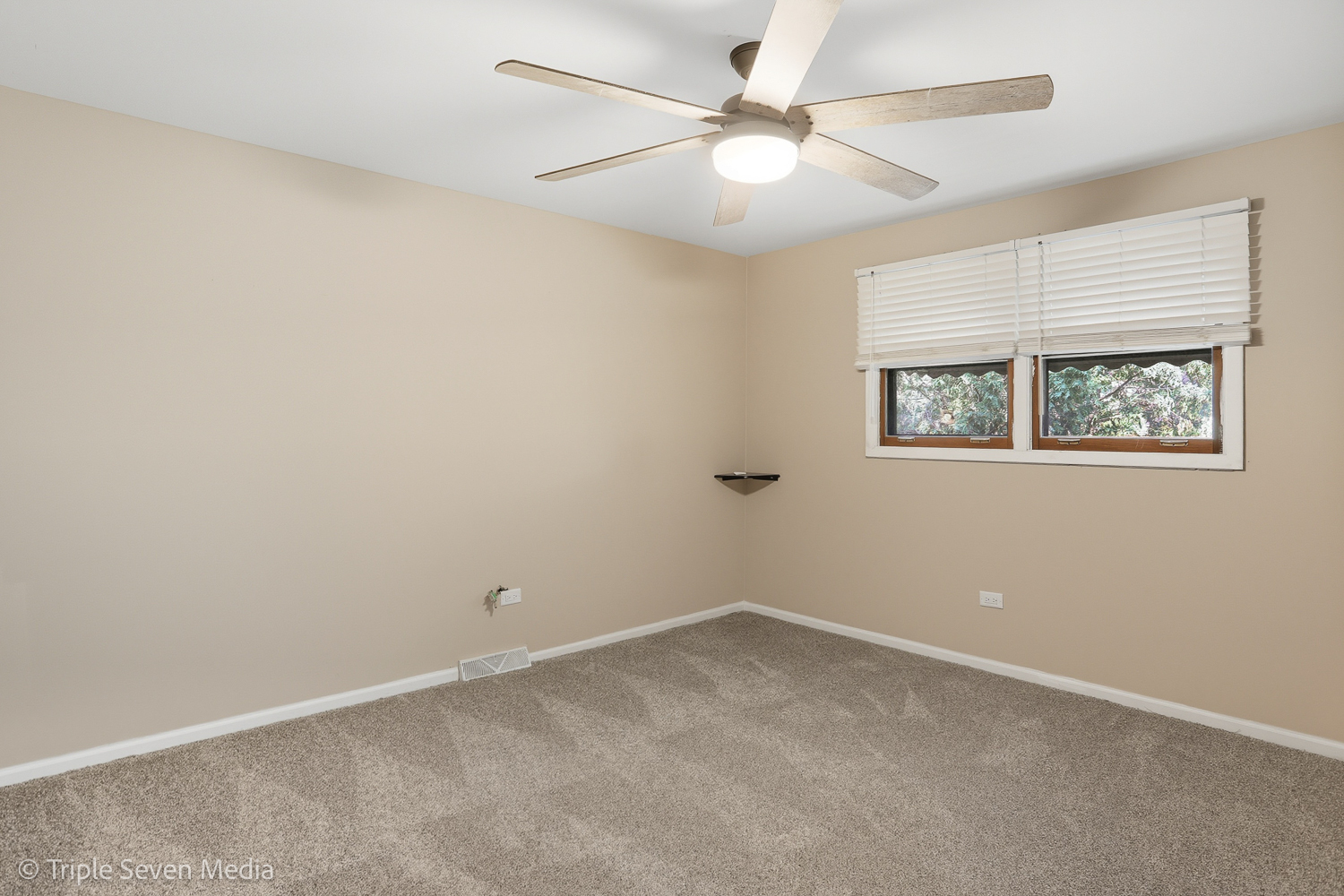 11307 German Church Road Willow Springs, IL 60480 - Photo 33 of 49 an empty room with a window