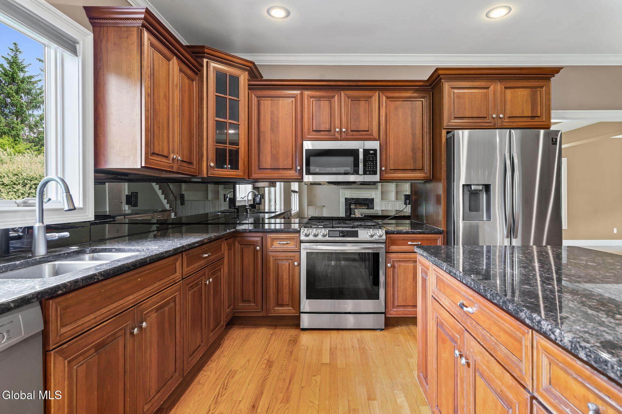 229 Menlo Park Road Niskayuna, NY 12309 - Photo 8 of 55 8-web-or-mls-229-menlo-park-rd