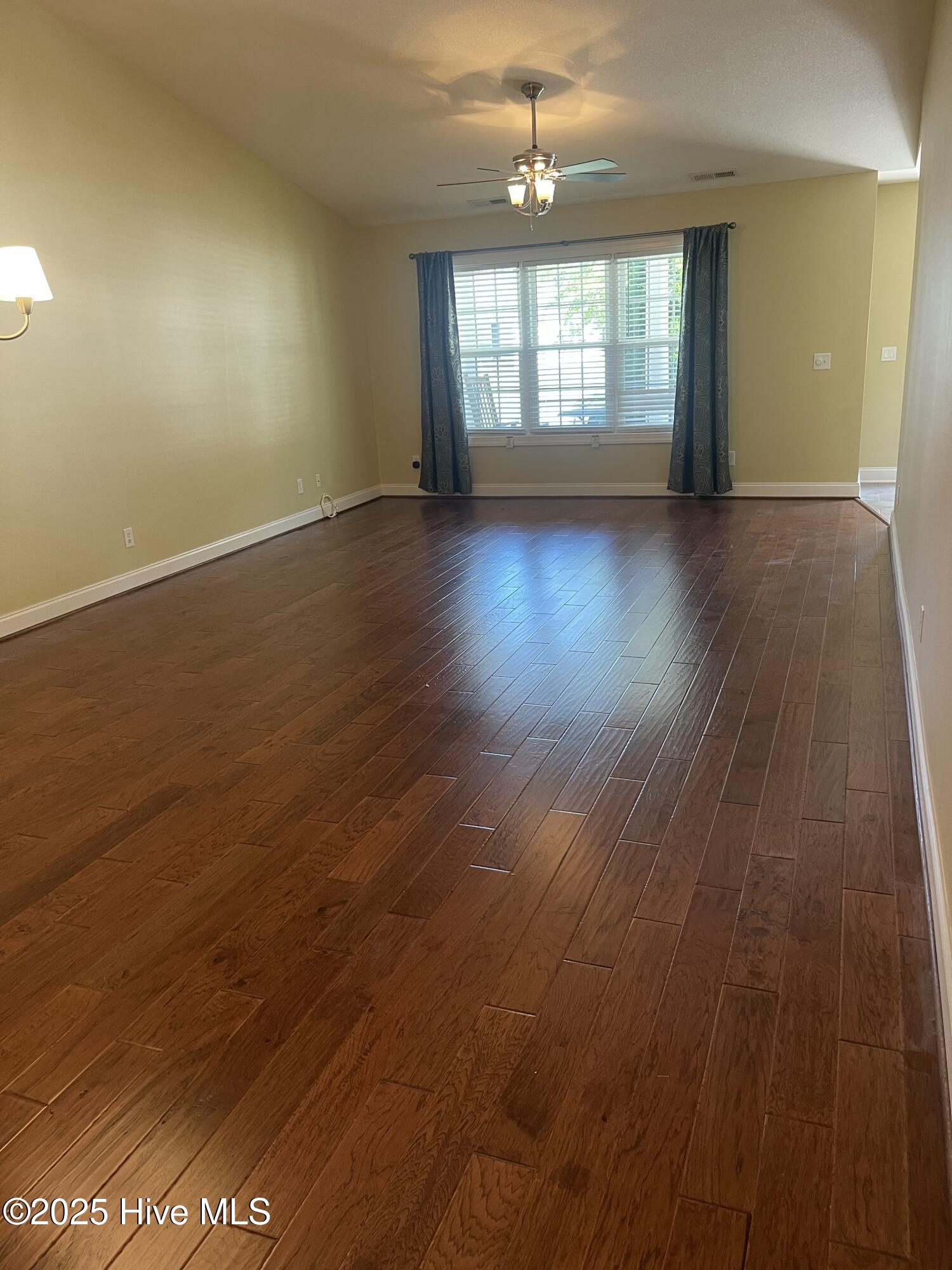 402 Stratton Place Washington, NC 27889 - Photo 3 of 27 Large Living / Dining