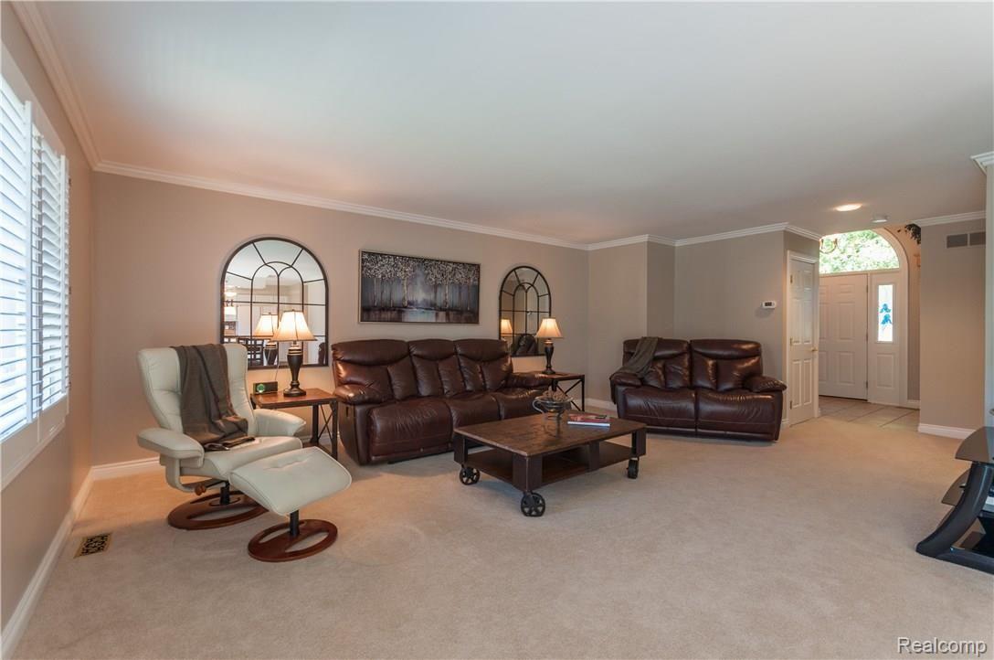 2227 Rochelle Park Drive Rochester, MI 48309 - Photo 7 of 24 Spacious great room.