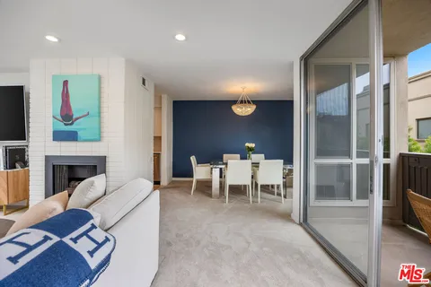 $949,000 | 809 South Bundy Drive, Unit 205, Los Angeles, CA 90049