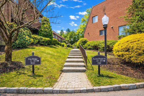 $1,190,000 | 63 Acorn Ponds Drive, Roslyn, NY 11576