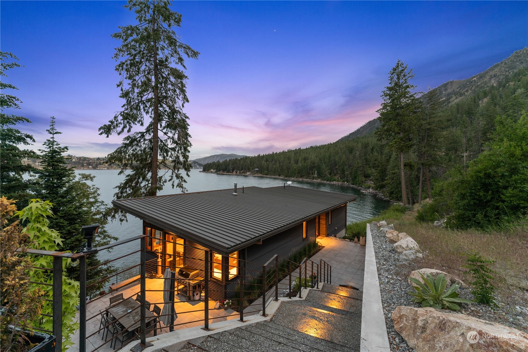 13561 South Lakeshore Road Chelan, WA 98816 - Photo 2 of 40