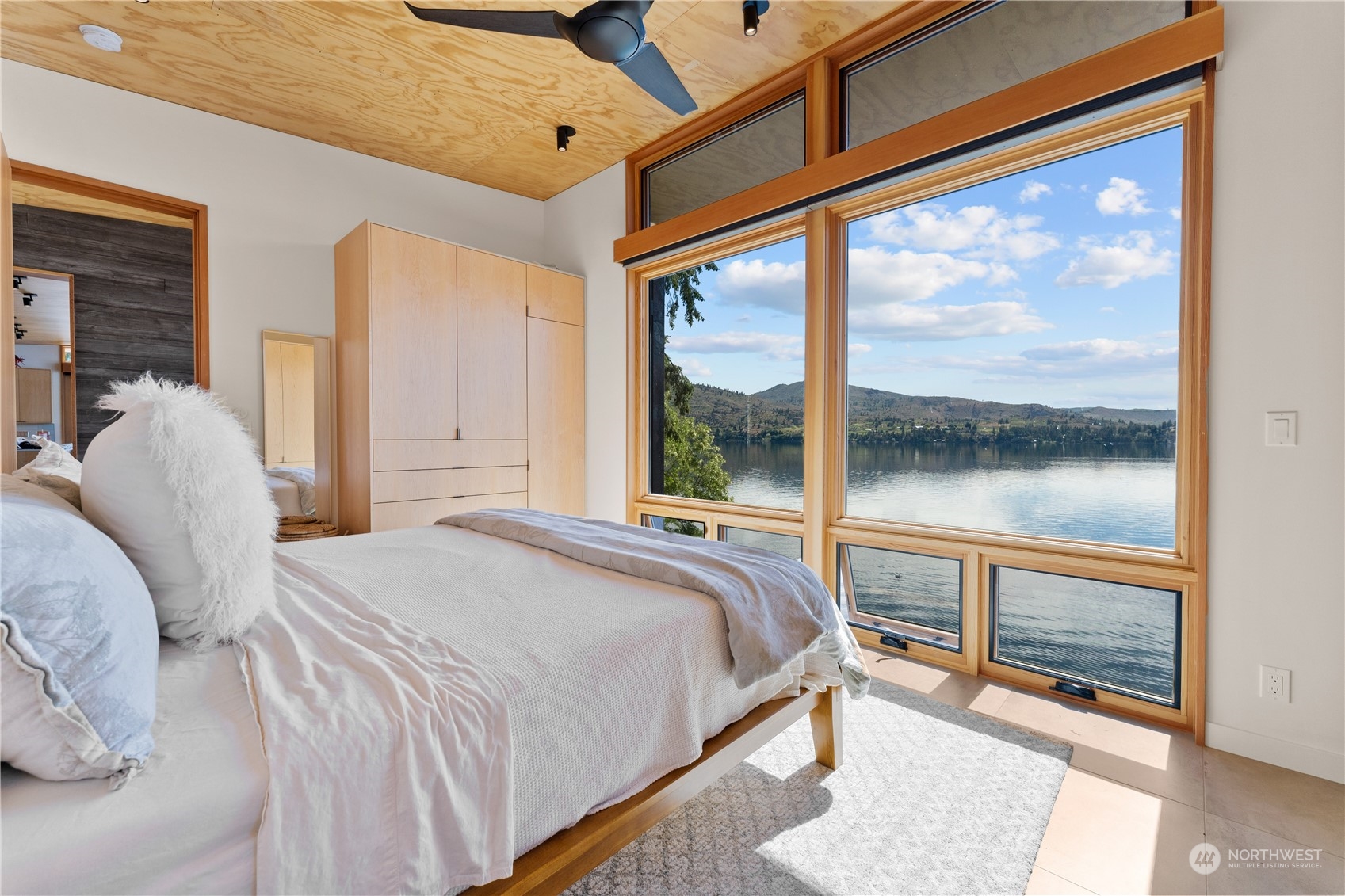 13561 South Lakeshore Road Chelan, WA 98816 - Photo 7 of 40