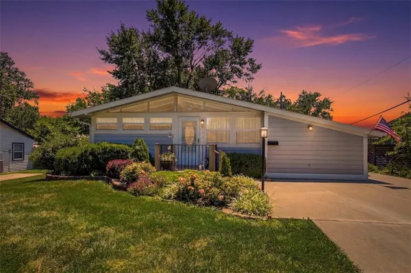 $330,000 | 813 West Sheridan Street, Olathe, KS 66061