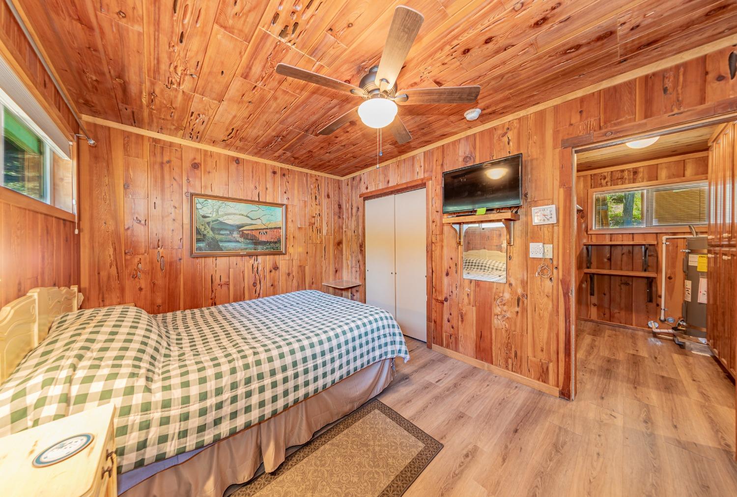 50054 Poplar Road Oakhurst, CA 93644 - Photo 16 of 34 a bedroom with a bed and a flat tv screen