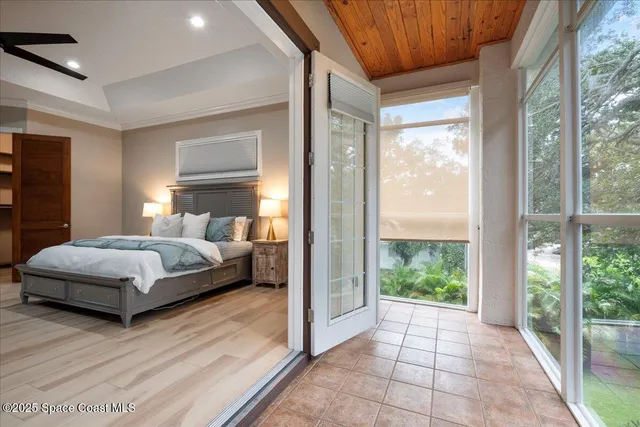 a view of a house with backyard and tree