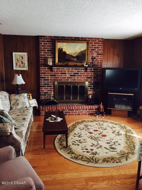 137 Flamingo Road Edgewater, FL 32141 - Photo 22 of 37 Large Living Room