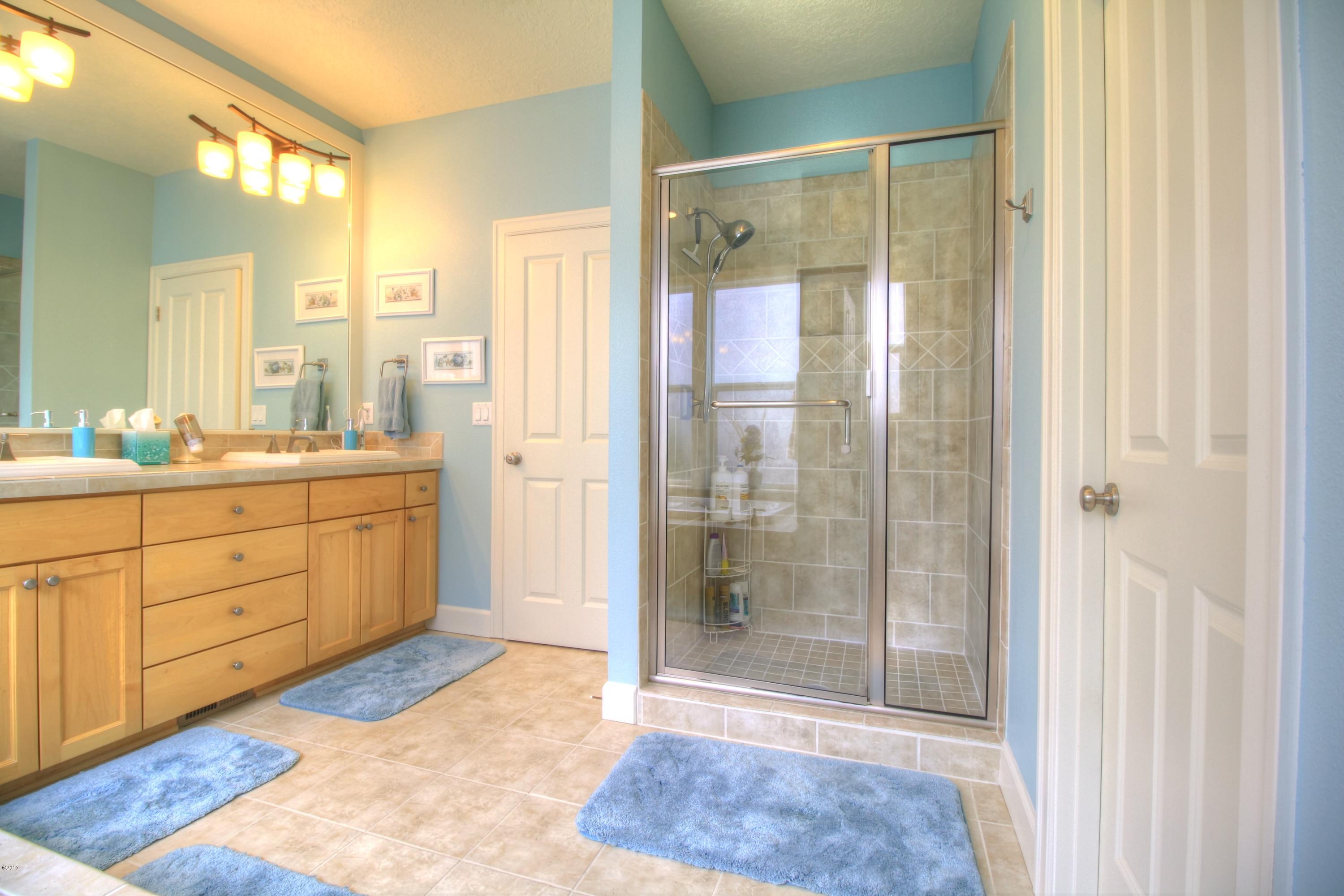 230 Southwest 60th Loop Newport, OR 97366 - Photo 15 of 42 Master Bath 3