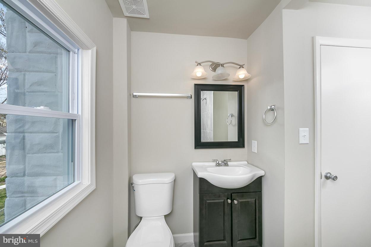 1704 Goodview Road Parkville, MD 21234 - Photo 23 of 30 Bath
