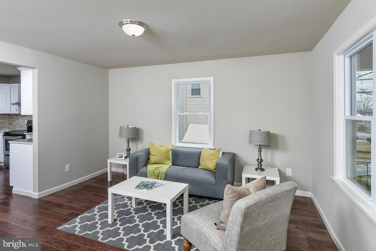 1704 Goodview Road Parkville, MD 21234 - Photo 8 of 30 Living Room